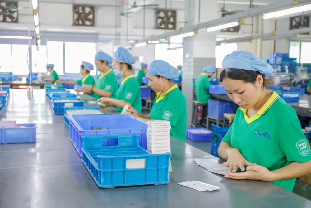 致敬閃耀“她”力量——祝鵬華最美的妳：節(jié)日快樂！